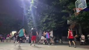 不冷静呀!这球是防守方有问题 还是黑衣服玩不起?