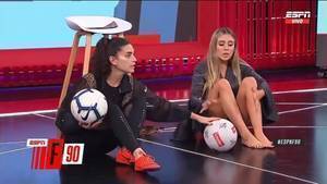 ESPN阿根廷美女主持人尝试坐着颠球