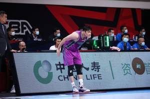 两分很稳三分失准 <a href='https://https://www.10339.com/shipin/dingyanyuhang/' title='丁彦雨航'><span style='color:#3498db'>丁彦雨航</span></a>17投7中得到21分9篮板5助攻