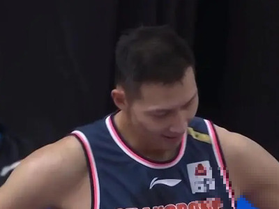 拳怕少壮！易建联篮下被对方连帽两个后无奈摇头