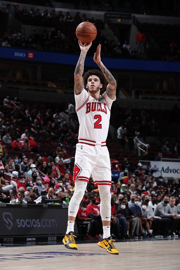 NBA官方:正调查公牛和热火是否分别违规招募鲍尔&洛瑞