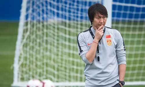 黄健翔枪杀李铁：输了一次也没有承担过责任。 贾秀全比他的爷们