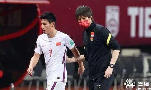 黄健翔枪杀李铁:输了一次也没有承担过责任。 贾秀全比他的爷们