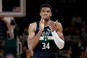 字母出场30分钟至少打破30分钟的20板5助ABA和NBA合并以来排名第一
