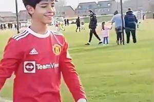 我穿越了?😲迷你罗曼联梯队身披24号 邪魅一笑像极了那个男人