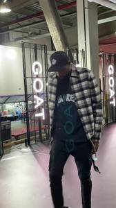 格子衫穿起来！😎杜小帅早早抵达球馆备战比赛