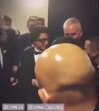 金球奖颁奖典礼结束后，荷兰弟后台祝贺梅西获奖👍👍