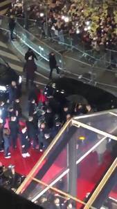 大影响家!梅西带金球离开颁奖现场,场外球迷山呼海啸