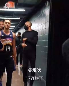 17连胜团队胜利!太阳球员们在通道兴奋庆祝