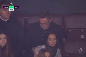 曼联突然丢下球后，将摄像机对准看台的郎尼克