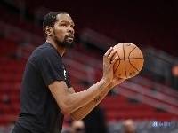 篮球VS老鹰队首发：上次换人的KD，阿德回归卢瓦乌战的旧主