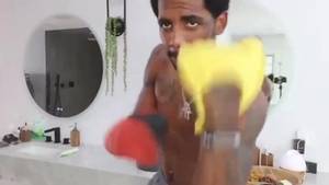 神仙现身了!欧文现身女友的Vlog中 赤膊上身并做了几个拳击动作