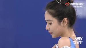 自嘲艾莎胖公主!美娜晒自己冰上舞蹈