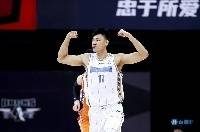 ??第一阶段范子明集锦:进步明显 场均18.6分8.4篮板2.8助攻