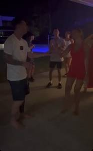 舞姿如何？??安东内拉晒视频：与梅西在派对上悠闲地跳舞，拥抱亲吻