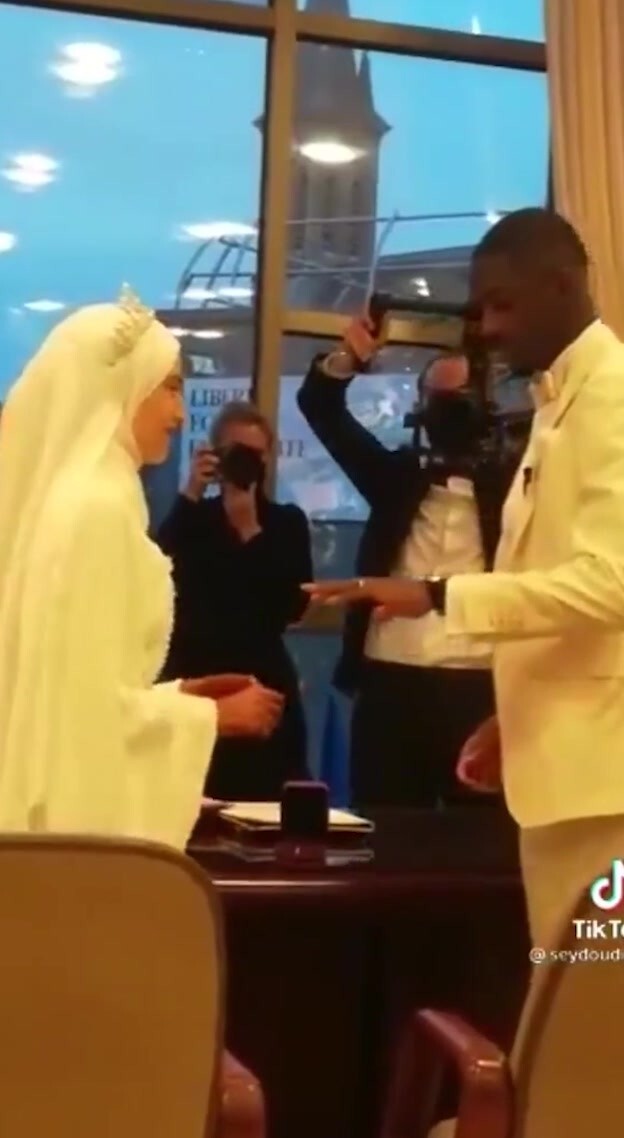 祝福!登贝莱结婚给新娘交换戒指