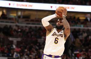 即将年满37!詹姆斯场均34场.4分10板6.4助 命中率高达58.2%