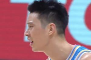 ???你怎么看？林书豪防守姜宇星对抗后倒地 被严军吹罚假摔