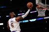 詹姆斯在过去9场比赛中8次得分30分 安东尼开玩笑说:他越来越年轻了