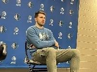 东契奇手指戴夹板接受采访：戳了一下 这是左手所以没关系