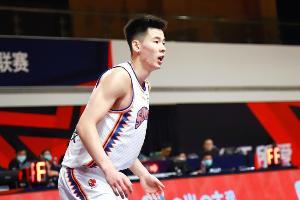 五星体育:郭昊文膝盖扭伤 预计将休战4-5周