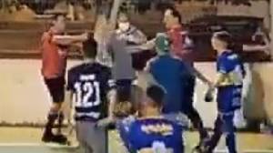 ??你敢反击吗？巴西裁判拿出手枪，殴打球员视频