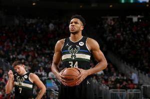 字母哥第五次单场至少30 15 10 排名NBA历史第五