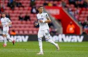 天空记者否认拜仁关注利兹联边锋拉菲尼亚