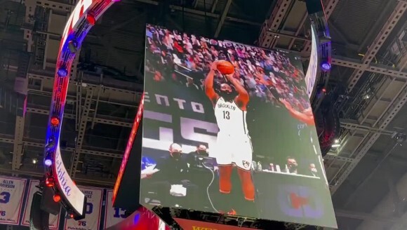 不愧是MVP!76人主场连续播放哈登视频