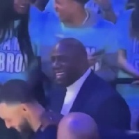 🤣弄啥嘞?全明星场边 乔丹对库里做出了“摸头杀”
