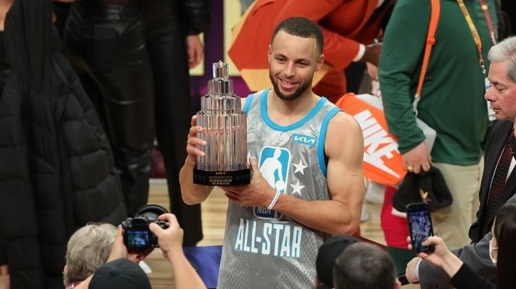 当之无愧!库里16记三分砍50分破4项纪录 荣膺全明星正赛MVP!
