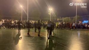 这是哪个学校的篮球赛呀?中场竟然还有啦啦队表演!😍