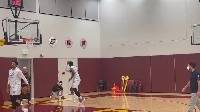 🎥练练!训练结束之后 恩比德和哈登1V1单挑