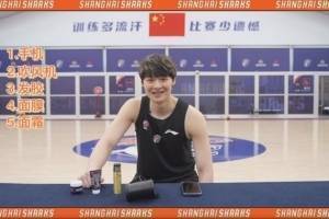 精致男孩!王哲林晒出行必备五件套:手机 吹风机 发胶 面膜 面霜