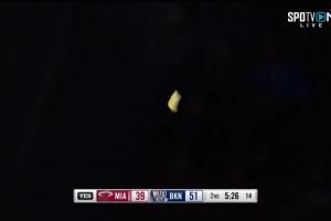 咋回事?篮网主场天花板不断飘落彩带