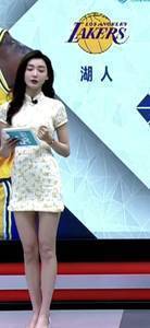 什么情况?NBA女主播中场休息后 旗袍咋还变短了呢