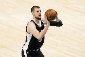 卢:让祖巴茨打这么长时间对他很难 但他打得时间越长表现越好