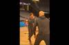 现在流行这个!欧文热身突破得手 随后做出“太小了”手势 🤏