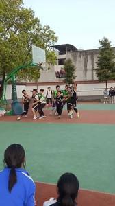 中学生了打成这样?现在的孩子只知道扔三分 而忘了中投的美