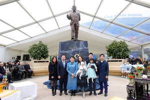 莱斯特城官方:维猜先生的雕塑正式在菲尔伯特路揭幕