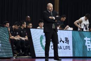 贾磊:雅尼斯一副好牌打个稀烂 握有内线优势却和吉林队拼外线