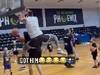 🎥周琦参加球队活动给小球迷签名 被克里克偷袭“隔扣”