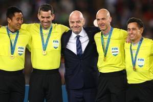 圆满完成世俱杯执法任务,马宁与FIFA主席因凡蒂诺合影
