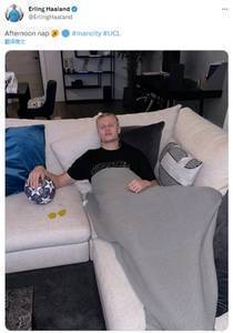 五子登科后的躺平😴?哈兰德晒惬意午休照,手抚欧冠比赛用球