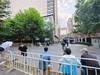 欧冠决赛结束,依然有许多球迷坚持守候在酒店周围等待梅西