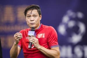 范志毅:不能全身心投入到足球中肯定是不行的,足球必须亲力亲为