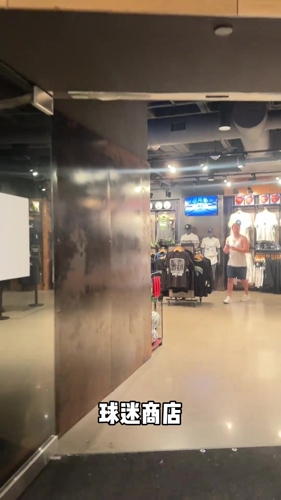 这声音真的好听!周玲安带你一起来逛森林狼的球迷商店。