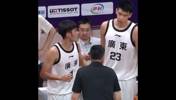 小伙子挺刚啊！广东球员徐昕比赛中和杜锋指导吵架 并手指着杜锋