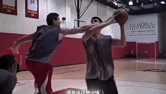 杨毅曾言:当时锡伯杜练姚明强度太大,大姚地上一滩汗水凹成一个水洼