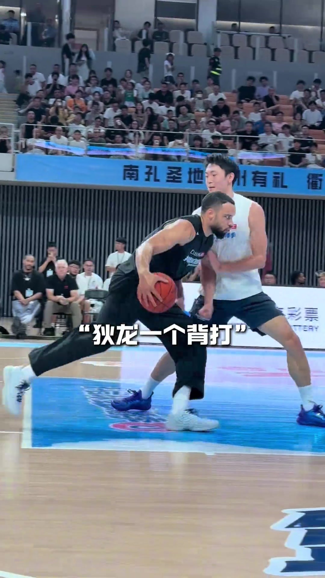 NBA级别的对抗!白晶连续被狄龙顶开 被迫到场边进行止痛处理